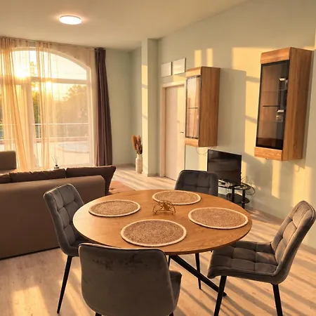 Atea Poolside & Steps From The Apartament Cavarna