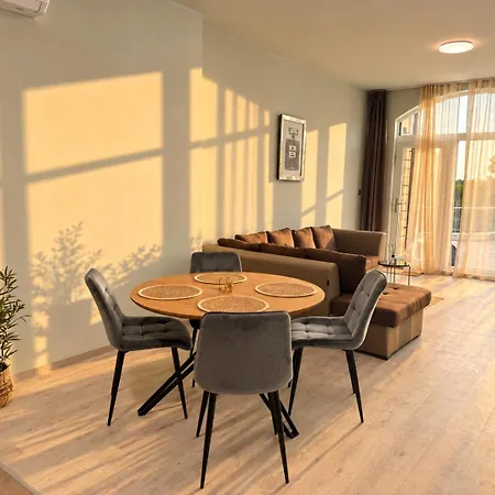 Atea Poolside & Steps From The Apartament Cavarna