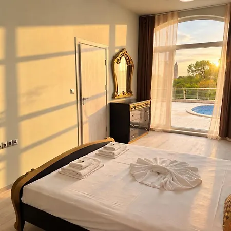 Atea Poolside & Steps From The Apartament Cavarna