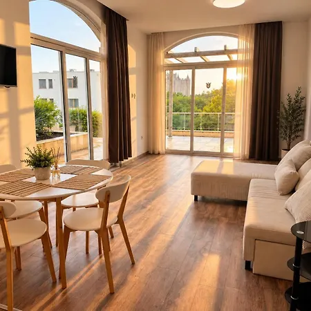 Apartament Atea Poolside & Steps From The