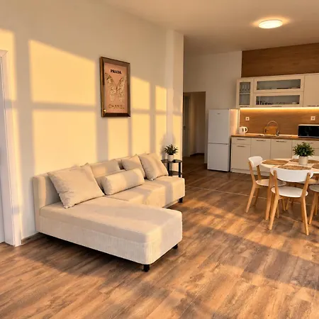 Apartament Atea Poolside & Steps From The
